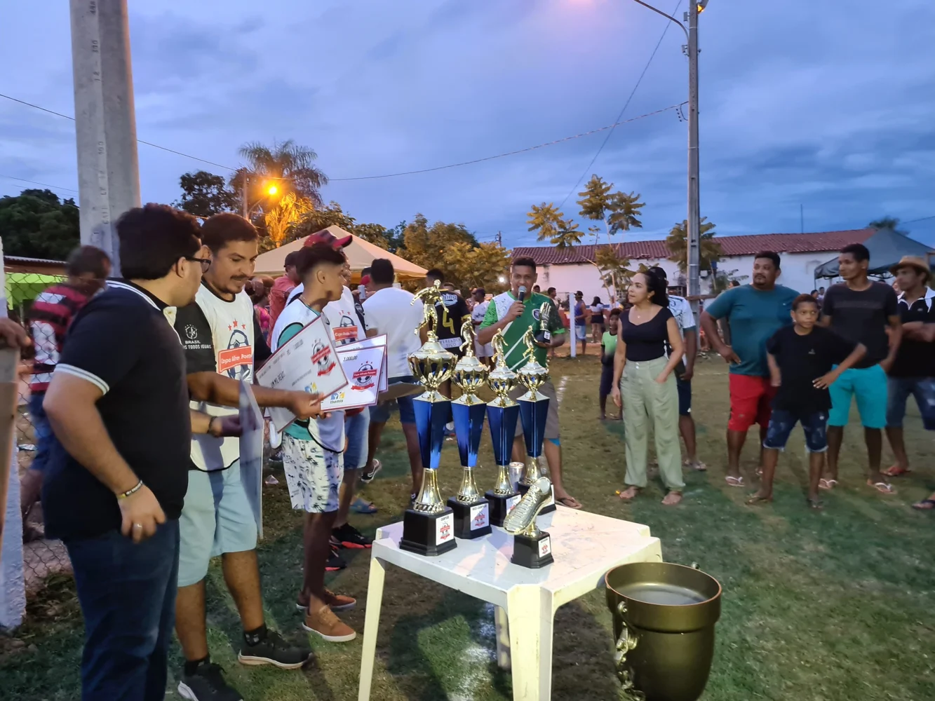 Troféus e participantes em evento esportivo